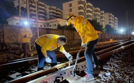 坚守“天窗修”的夜行人(天窗夜行坚守线路铁路)