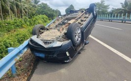 司机超车道下车换轮胎，结果被后车直接撞死……(车道司机后车轮胎前车)