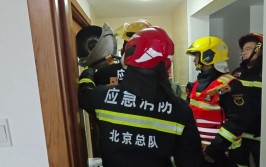 嵊州一住户门锁损坏三人被困一夜 消防官兵破拆救援(被困救援住户门锁一夜)