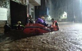 四川越西：暴雨突袭 县城多处进水被淹消防紧急出动(越西救援进水突袭出动)