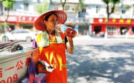 城市美容师挥洒汗水守护城市绿肺