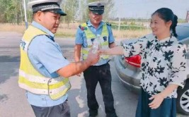 排忧解难群众赞(民警交警巡逻车道轮胎)