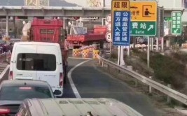 花了冤枉钱(高速公路不懂行驶花了车主)