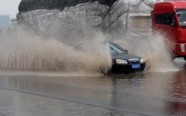 养车平台上线暴雨遇困车主24小时求助通道(车主北京日报水淹暴雨汽车)