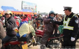 广西交警冬日暖阳活动(交警返乡春运摩托车冬日)