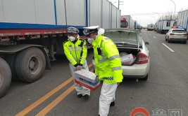 物资车辆出故障 淄博周村交警伸援手(故障电瓶车辆驾驶人民警)