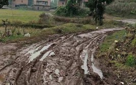 下雨天都没处下脚，长乐江田镇村民委屈(泥巴路村民都没家门口不修)