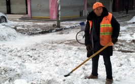 大晚上下着雪还在偷偷做这事……(桑园供销社防滑链司机积雪)