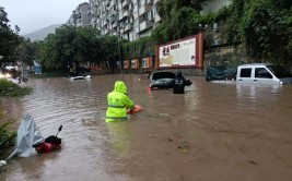 暴雨倾城！别样“雨警”！(暴雨微软倾城交警积水)