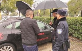 女司机雨天路滑冲下河 开天窗逃生交警点赞(女司机新华网驾驶人轿车一辆)