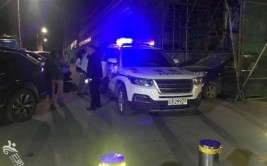 杭州一男子下车急救！警车9分钟接力救援(孩子警车男婴急救情况)