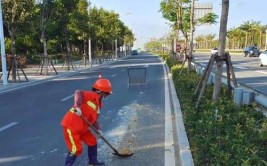 胶州市持续开展城市道路养护工作 精修细补管护并举(养护市政桥梁管道栏杆)