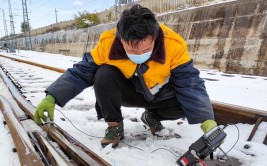 “钢轨医生”铁路探伤保平安(探伤钢轨工区作业工段)