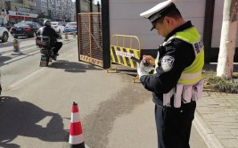 新春走基层｜记者跟随淮南交警上路找问题(记者信号灯路口通行交通)