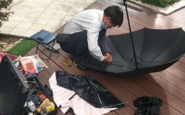 磨剪刀、修雨伞……这间修理铺开了35年！便民服务为居民解忧(打铁修理师傅便民服务解忧)