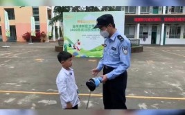 好样的！7岁男孩用电话手表“教科书式”报警求助(报警教科书求助手表钥匙)