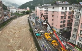 国网邹城市供电公司冒雨抢修保供电(抢修供电齐鲁用电冒雨)