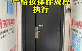 狗在家拆了门，回家修门需花1100元(狗狗小王自己的游玩家中)