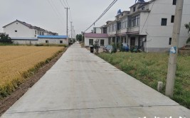 拿出30多万为乡邻翻修“爱心路”(乡邻翻修公司村里心路)