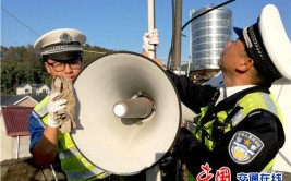 喊出文明交通“大声音”(日照小喇叭交警景区交通)