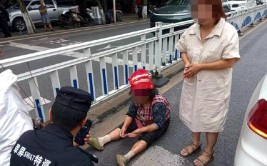 途中掉落……交巡警帮助找回(放在引擎盖交巡警掉落途中)