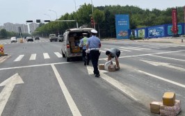 南京江宁一“僵尸车”无人认领成快递“仓库”(人民网快递民警面包车中队)