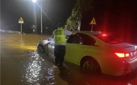 突降暴雨车辆被淹 泽州交警第一时间紧急救援(泽州第一时间车辆民警一辆)