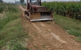 太原市阳曲县：高村乡抢修田间道路 化解群众秋收难题(秋收田间道路抢修群众)