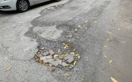 解决了吗丨坑洼不平的道路正在维修(道路坑洼不平平台女士)