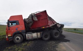 误跟导航抄近道 永康义乌交界盘山公路一大货车侧翻损失惨重(盘山公路导航损失近道大货车)