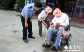 民警化身修理工修轮椅将腿脚不便老人送回家(民警轱辘老人轮椅车轮椅)