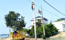 架起3千余米电力线路(溧水村民自然村架设电力线路)