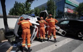 车辆发生侧翻  探亲消防员前来帮忙 深夜施救传播满满正能量(车内车辆消防员车门出事)