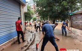 消防救急送水50余吨(送水爆裂居民供水消防车)