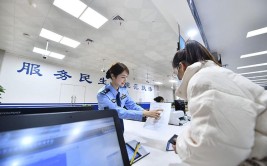 「12.2 服务上门」柳州交警多举并施 服务暖人 交通安全入心(服务交通安全交警驾驶人上门)