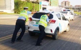 怡海路火炬路路口帮推电动汽车、双高速附近修复路面(交警路面执勤驾驶员路口)