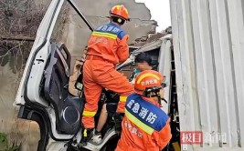 南京民警灭火排险(民警短路极目汽车加油站)