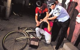 偷车贼剪断摩托车电线准备推走，结果车辆发动声惊醒村民(摩托车办案嫌疑人人员民警)