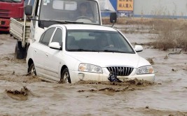 车辆涉水后会有哪些隐患(涉水车辆积水车灯汽车)