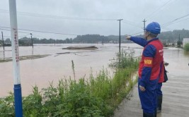 赴泸州古蔺抗洪抢险 四川自贡供电抢险队员将发电车作为临时电源保电垃圾压缩站(供电垃圾压缩电车抢险)