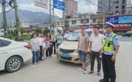 道路上的移动“压缩包”看着就惊心(驾驶人超员交警看着一辆)