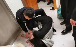 女子坐在空调外挂机 大哭大喊欲轻生 民警做这动作成功将其解救(女子民警轻生外挂空调)