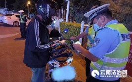 非法改装车深夜“炸街”扰民！民警：抓得就是你(民警扰民改装车抓得深夜)