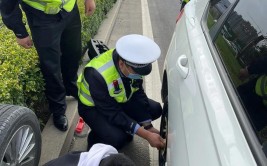 前挡玻璃突然裂开 宁波高速交警点赞司机做法(车辆车道日报横街应急)