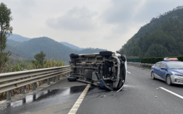 轿车“侧空翻”奇迹生还全记录！(空翻大祸生还时速疲劳)