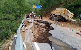 道路损坏七八年何时修？凉山冕宁：计划4月开工(冕宁道路县城损坏桥镇)