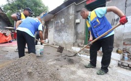 居民家门口地面凹陷屋里还漏雨 南苑街道三小时抢修完毕(街道南苑家门口凹陷阿姨)