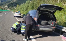 10多辆汽车在服务区换胎！湖州高速交警紧急出动(高速公路铁片服务区轮胎出动)