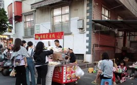 在路边摊解决所有问题，没错，是路边摊(宝马路边漏油一台漏水)