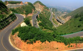 一条朴实无华的乡村盘山路，靠灞临路一段正扩建(扩建乡村老路有一水泉)